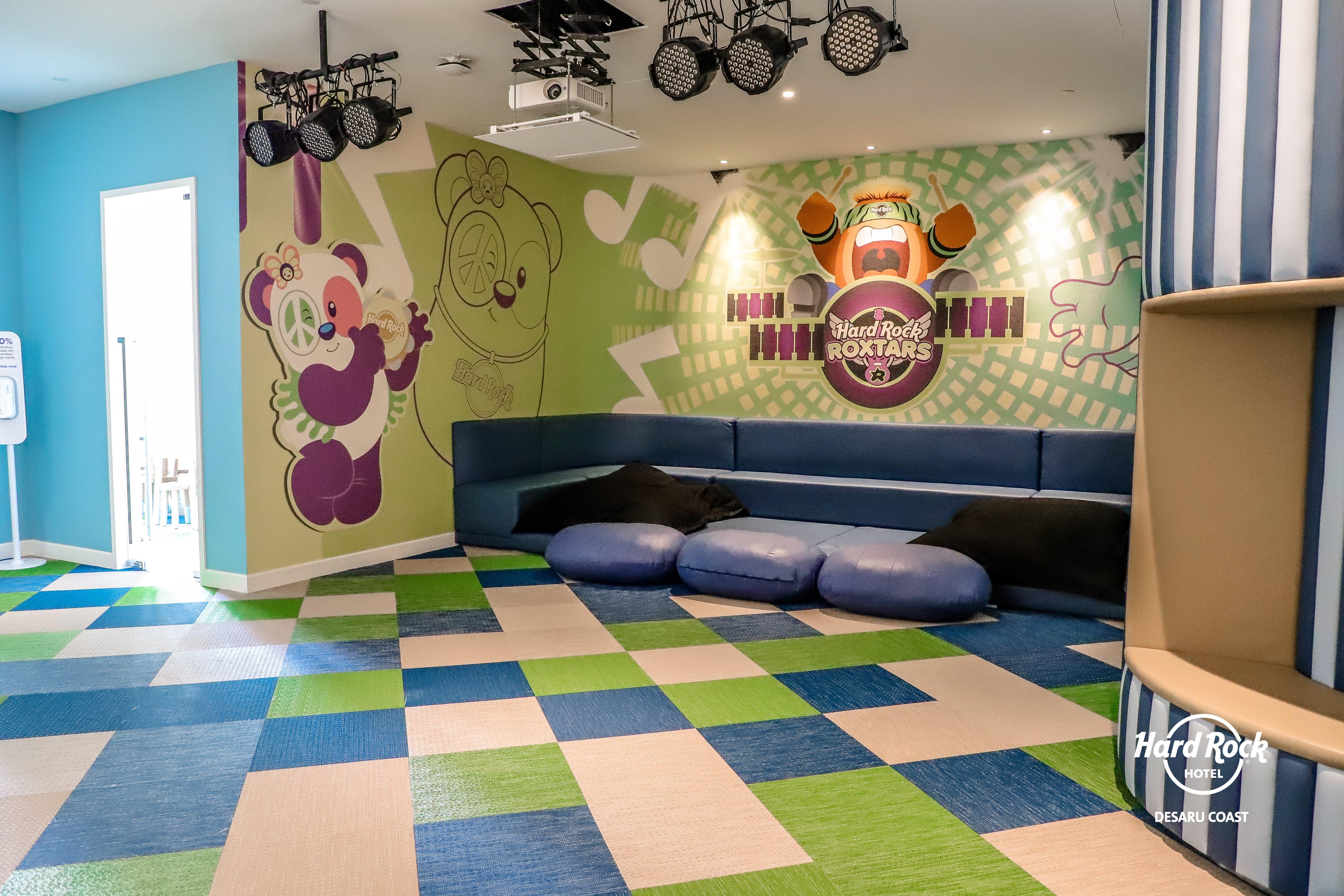 Hard Rock Hotel Desaru Coast Zewnętrze zdjęcie The interior of the Hard Rock Hotel's kids club