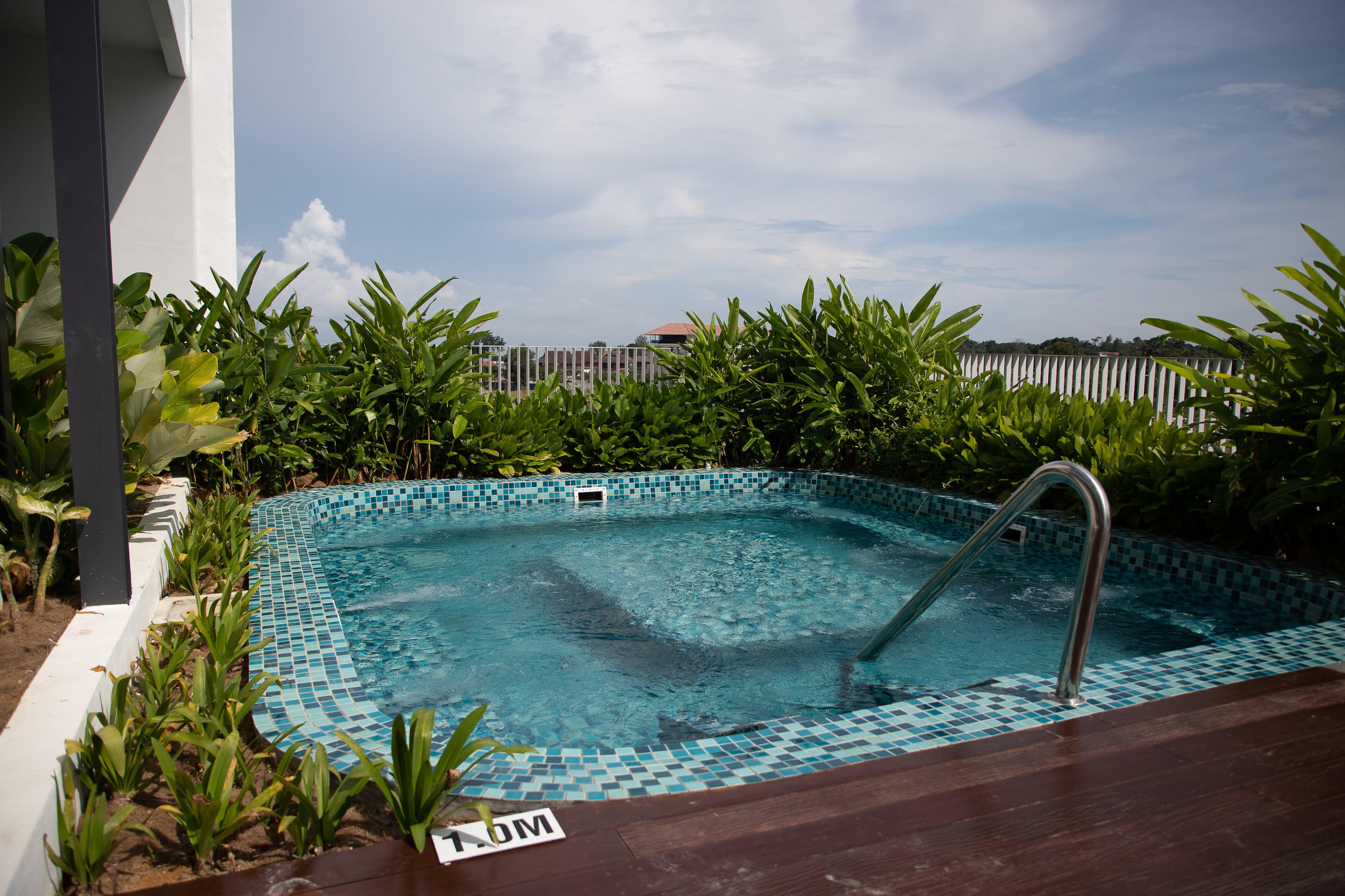 Hard Rock Hotel Desaru Coast Zewnętrze zdjęcie A rooftop swimming pool in Singapore