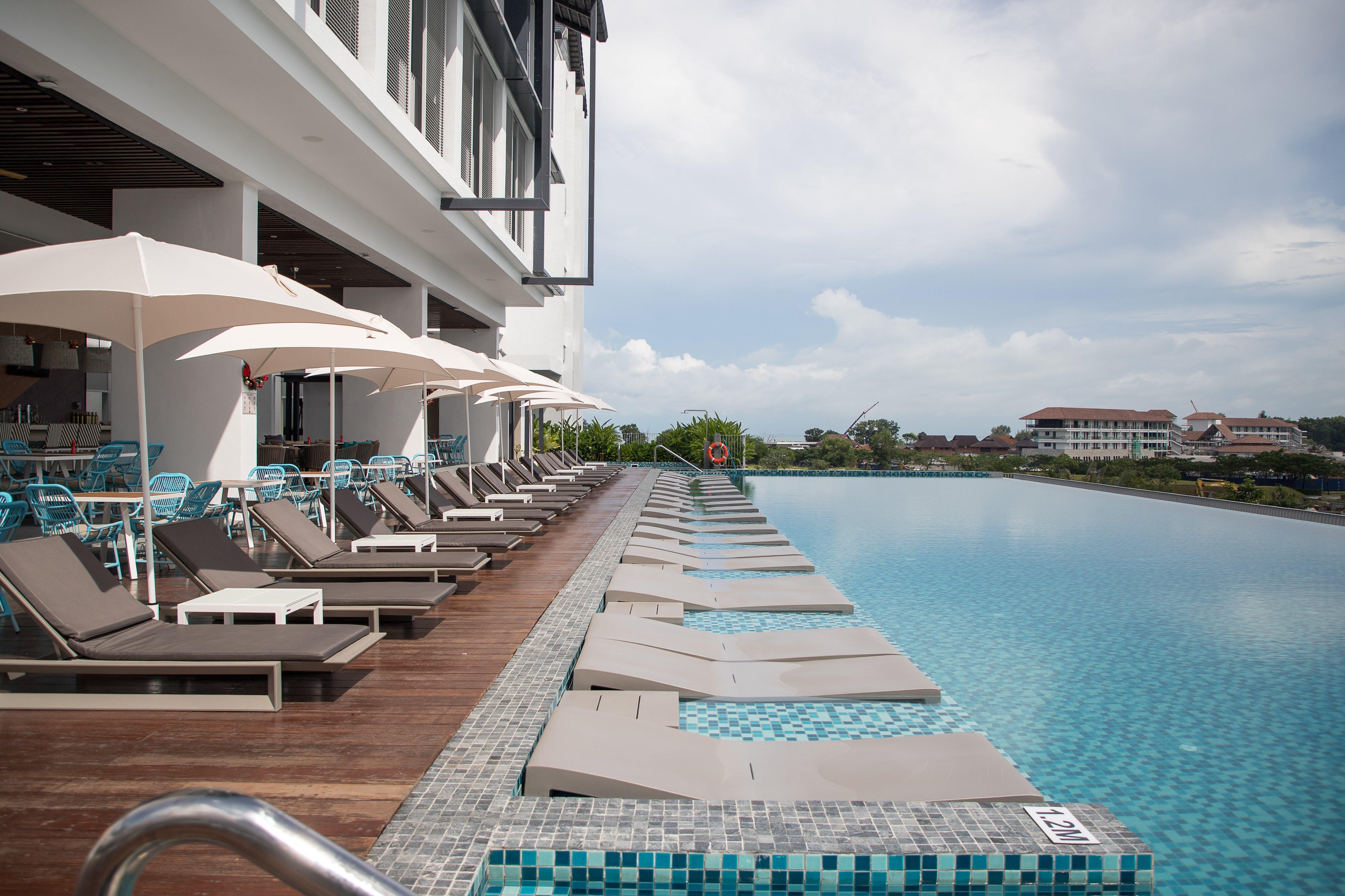 Hard Rock Hotel Desaru Coast Zewnętrze zdjęcie Infinity pool at the hotel
