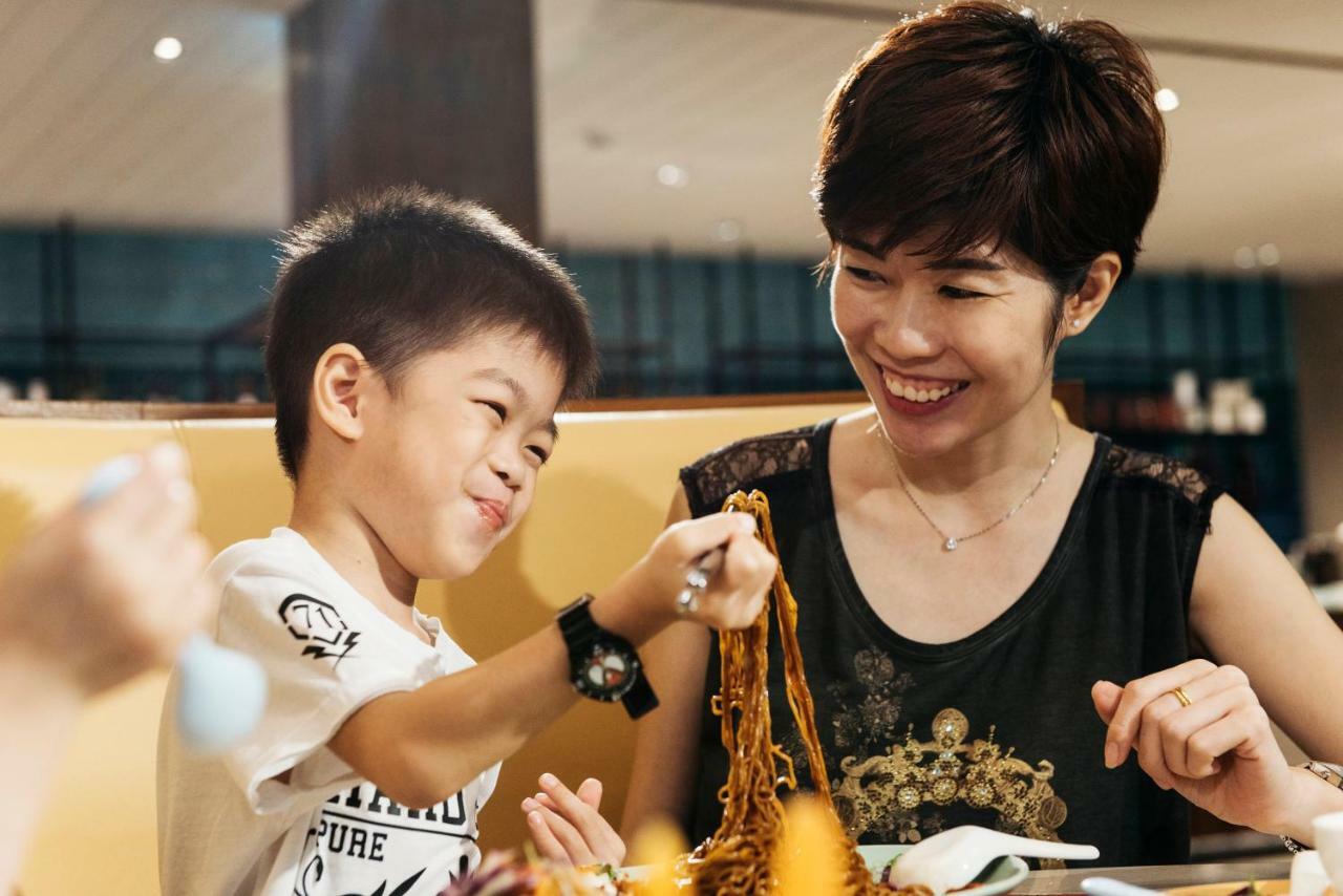Hard Rock Hotel Desaru Coast Zewnętrze zdjęcie A mother and child eating mee siam